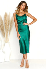 Robe longue Zaniah en satin à col bénitier 