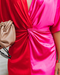 Robe midi Essex en satin colorblock torsadé - Rouge et rose - VENTE FINALE 