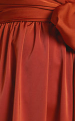 Robe longue asymétrique en satin Limelight - Camel 