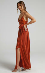 Robe longue asymétrique en satin Limelight - Camel 