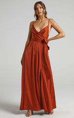 Robe longue asymétrique en satin Limelight - Camel 