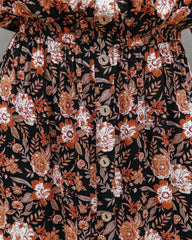 Robe longue asymétrique Liam à fleurs, épaules dénudées et décolletée 