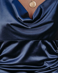 Robe longue Take Care en satin à col bénitier - Bleu marine - VENTE FINALE 